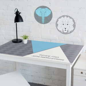 משטח לשולחן פי וי סי גאומטרי כחול ואפור