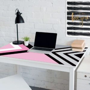 משטח לשולחן פי וי סי משולשים ורוד ואפור