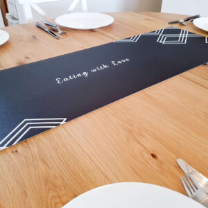 ראנר פי וי סי לשולחן גיאומטרי שחור ולבן לאכול באהבה