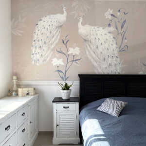 טפט טווסים לבנים ופרחים בגווני בז׳ וכחול