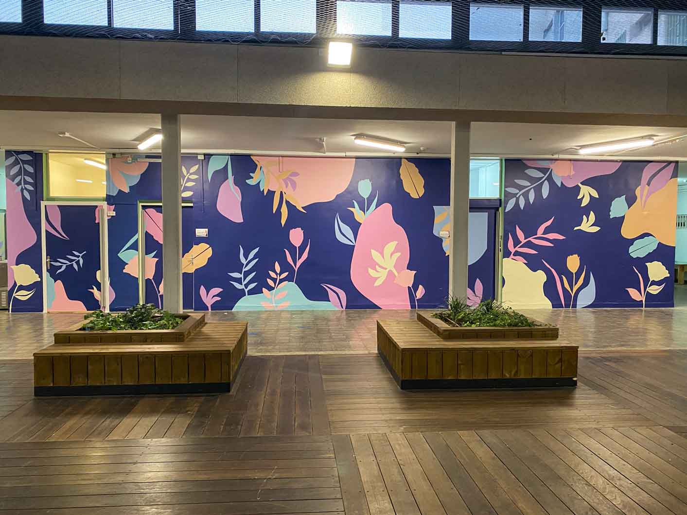 טפט פרחוני לקיר בית ספר ארזים תל אביב