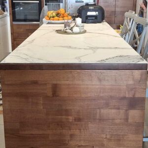 מפת שולחן פי וי סי שיש קררה לבן ואפור