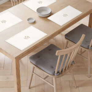 פלייסמט פי וי סי שמנת עם מסגרת רקומה והדפס פרחים בוטני עדין