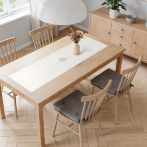 ראנר פי וי סי לשולחן שמנת עם מסגרת רקומה והדפס בוטני עדין