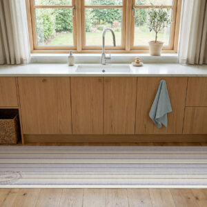 שטיח מטבח פי וי סי פסים נורדיים בגווני תכלת, שמנת וכחול